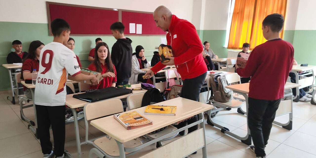Kızılay’dan öğrencilere tatlı sürpriz