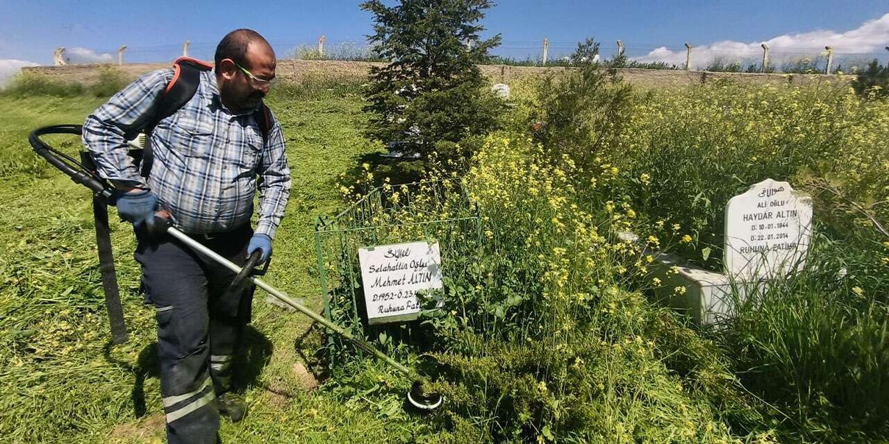 Mezarlıklar yabani otlardan temizleniyor