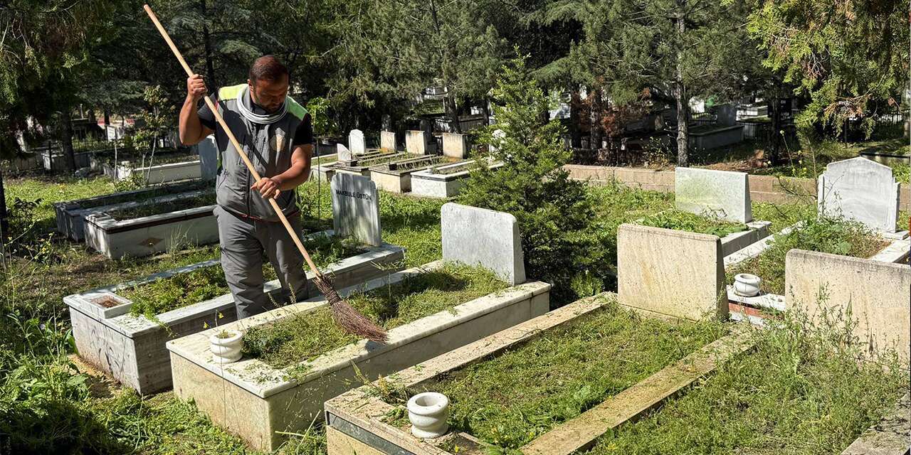 Mezarlıklar yabani otlardan temizleniyor