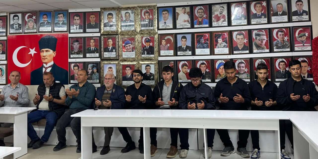 Liseli gençlerin ziyareti herkesi duygulandırdı