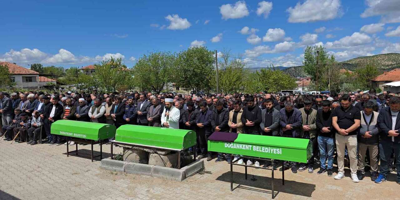 Kazada hayatını kaybeden 2 öğrenci ve servis sürücüsü defnedildi