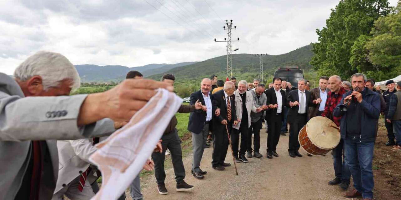 Kıbrıs Gazisi istedi, köy meydanında vali ve belediye başkanı halay çekti