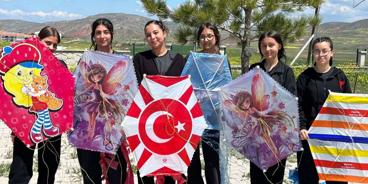 Delice'de liseli öğrenciler gökyüzünü şenlendirdi
