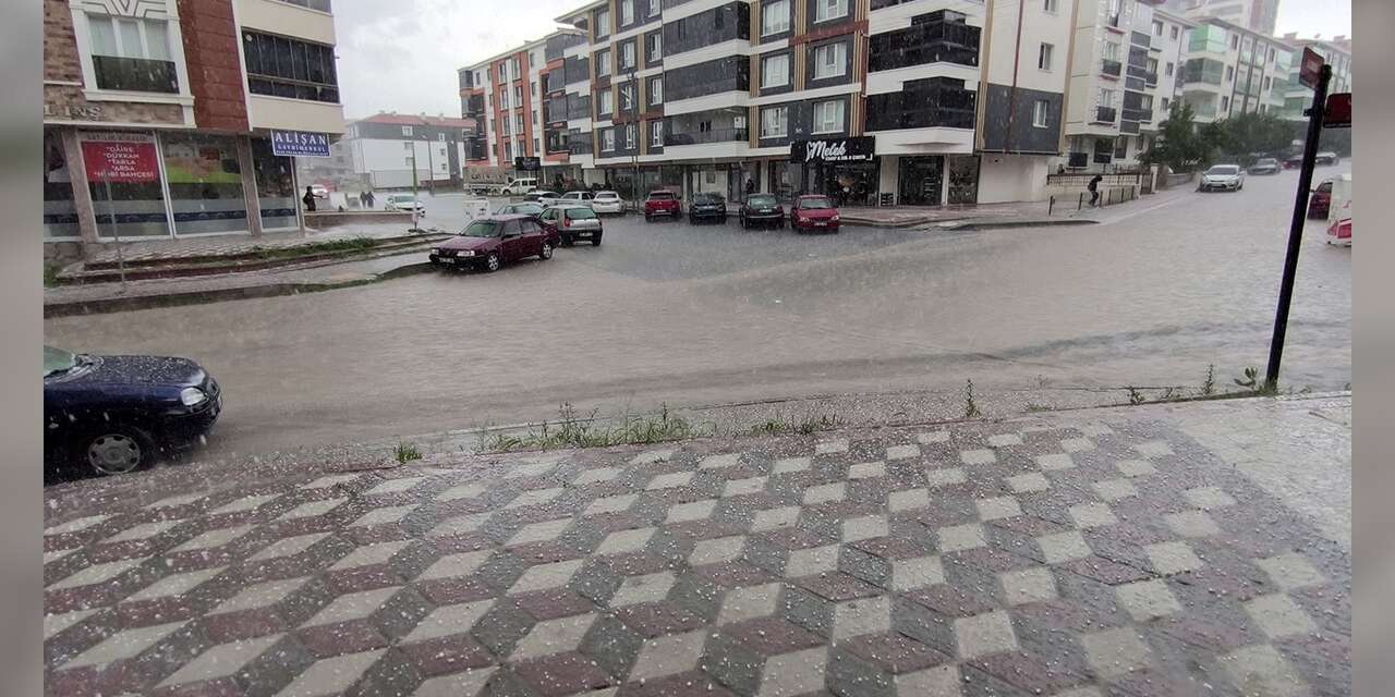 Şiddetli yağmur ve dolu sokakları göle çevirdi