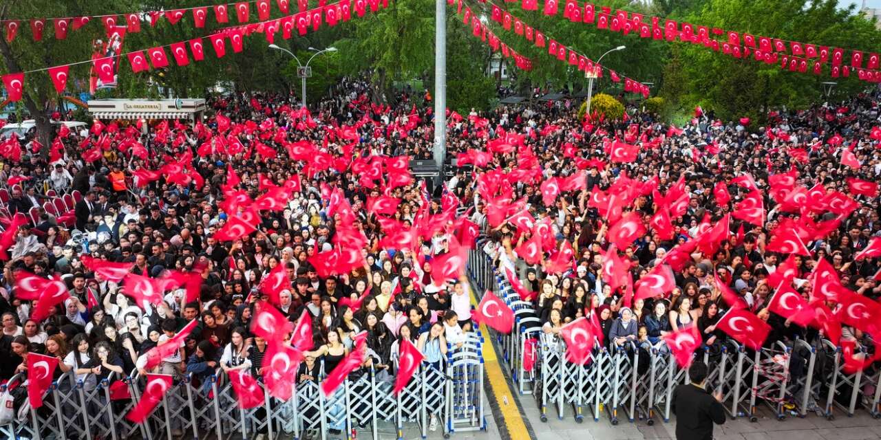 19 Mayıs coşkusu: İrem Derici binlerce vatandaşla buluştu