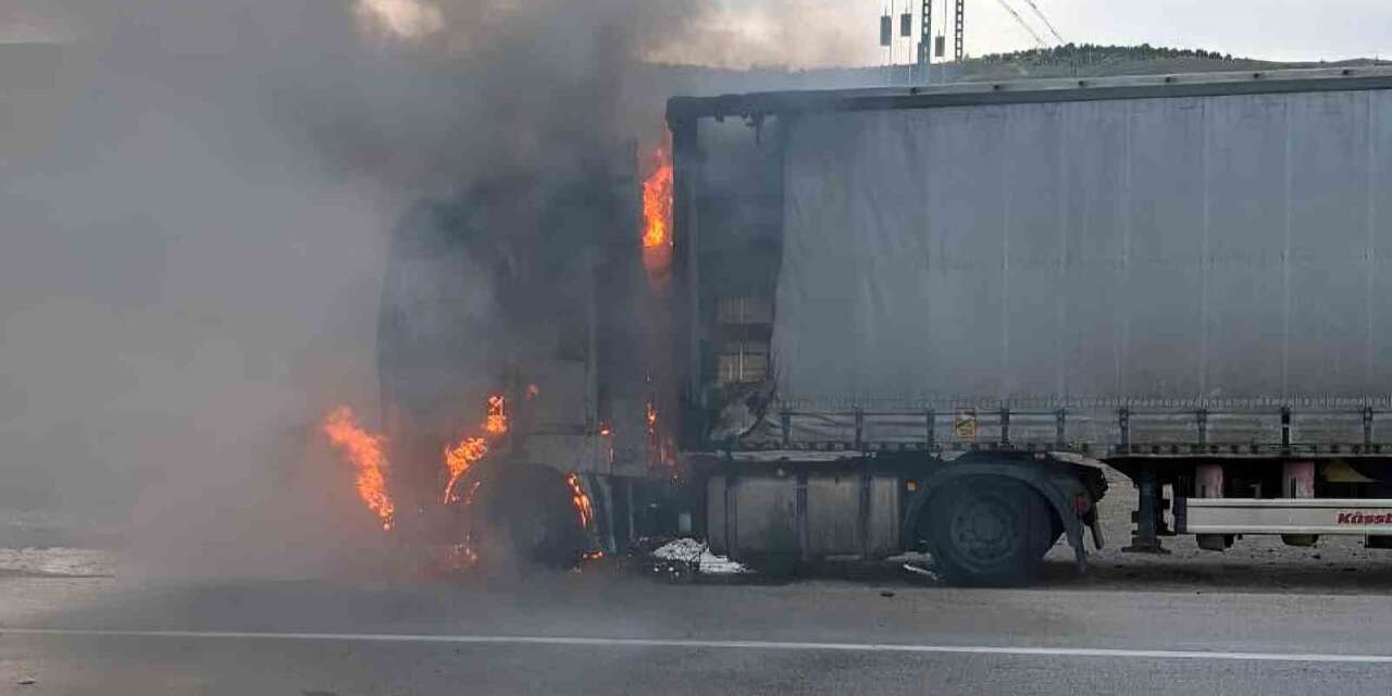 Kereste yüklü tır alev alev yandı