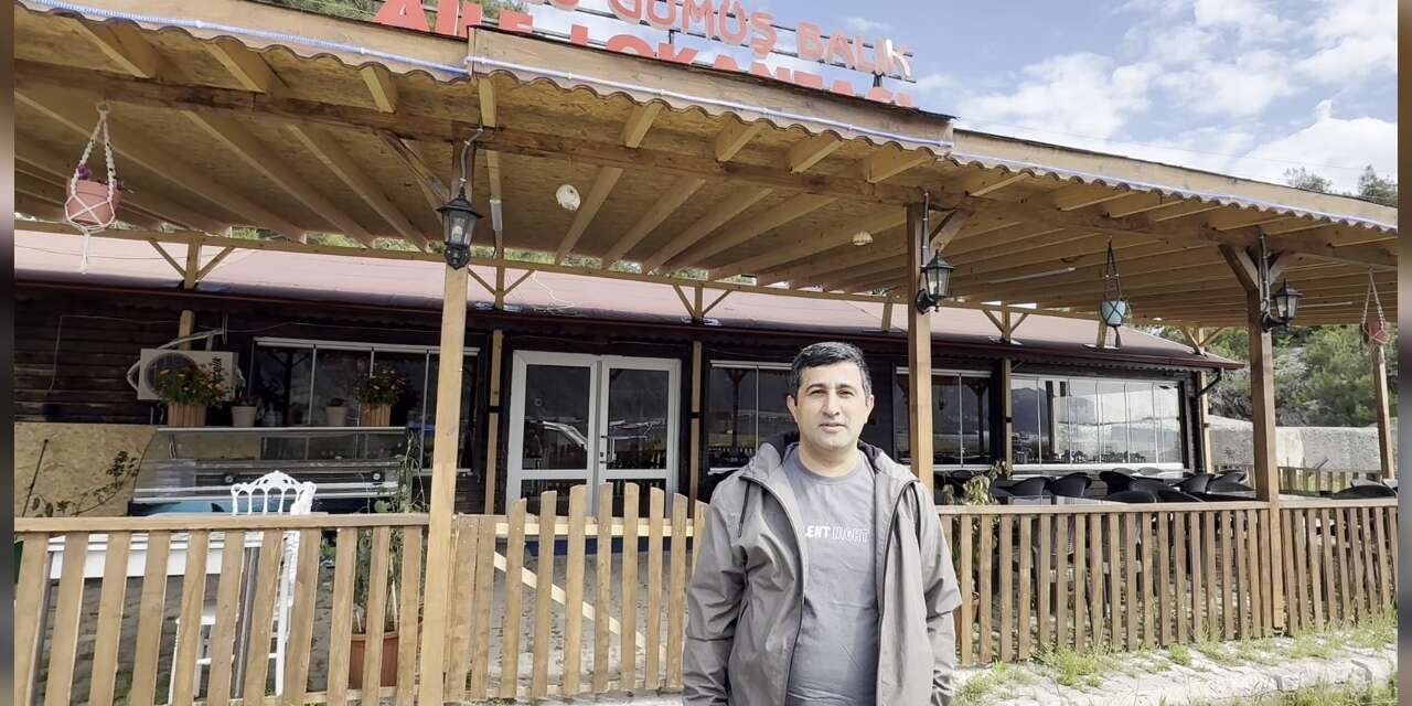 Deniz kenarında ayının balık keyfi, cep telefonu kamerasına yansıdı