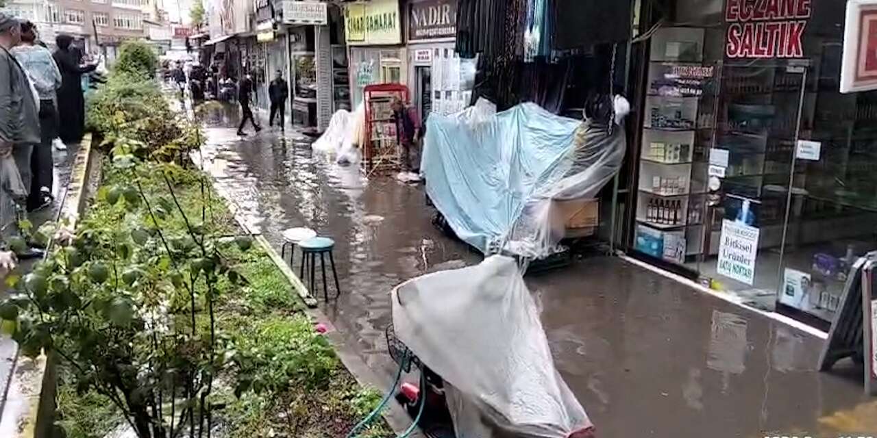 Sağanak yağış sonrası dükkanları su bastı