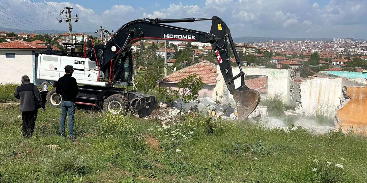 Kırıkkale’de metruk yapılar bir bir yıkılıyor