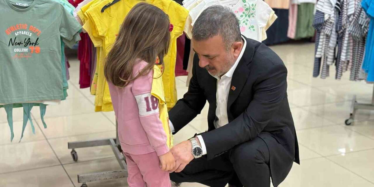 Sincan Belediye Başkanı Murat Ercan çocuklara bayramlık hediye etti