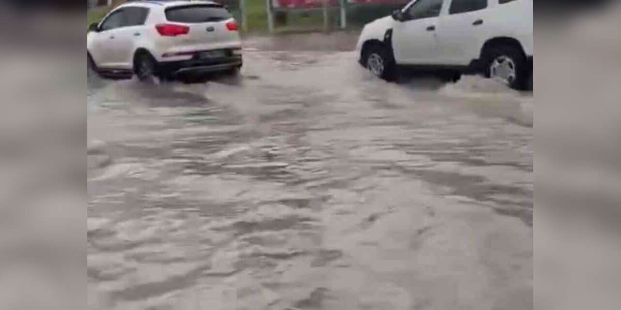 Başkentte sağanak etkili oldu, yollar göle döndü
