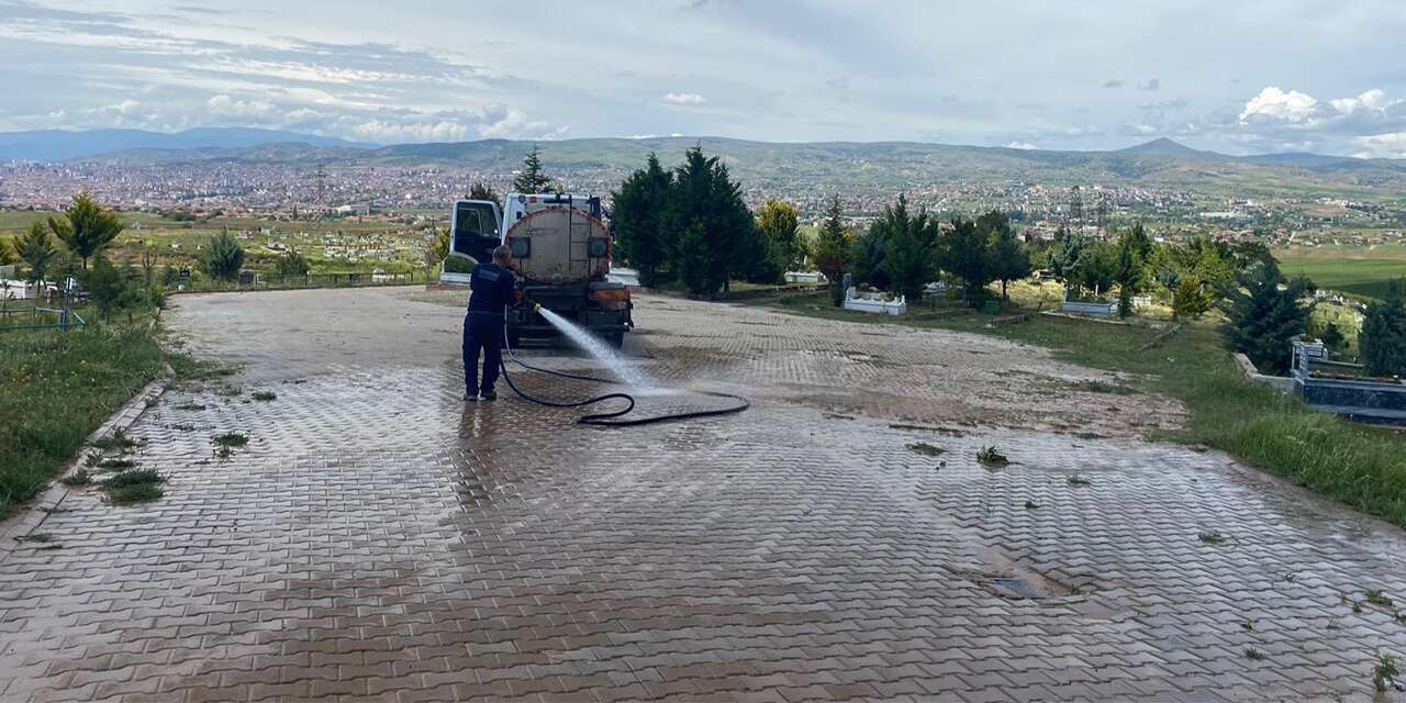Kırıkkale Belediyesi’nden Bayram Öncesi Mezarlıklarda Yoğun Mesai