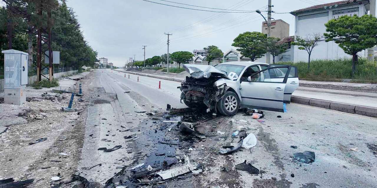 İki otomobil çarpıştı: Feci kazada 2 kişi öldü!