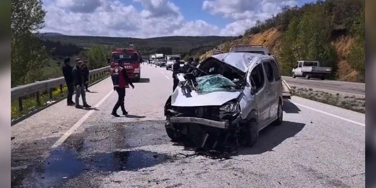 Yozgat’ta bariyerlere çarpan hafif ticari araçtaki 6 kişi yaralandı