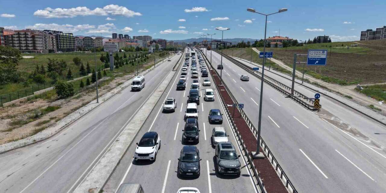 Tatilciler dönüş yolunda: 43 ilin bağlantı noktasında trafik yoğunluğu arttı