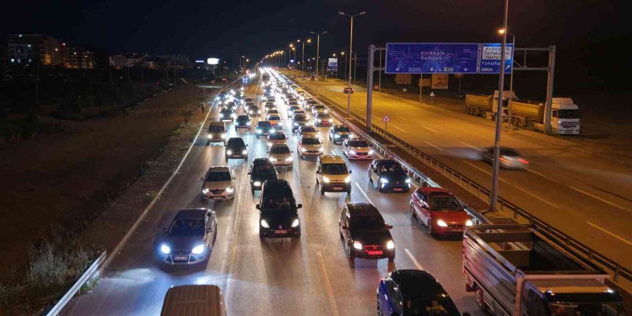 Kırıkkale'de bayram trafiği: Kilometrelerce kuyruk oluştu
