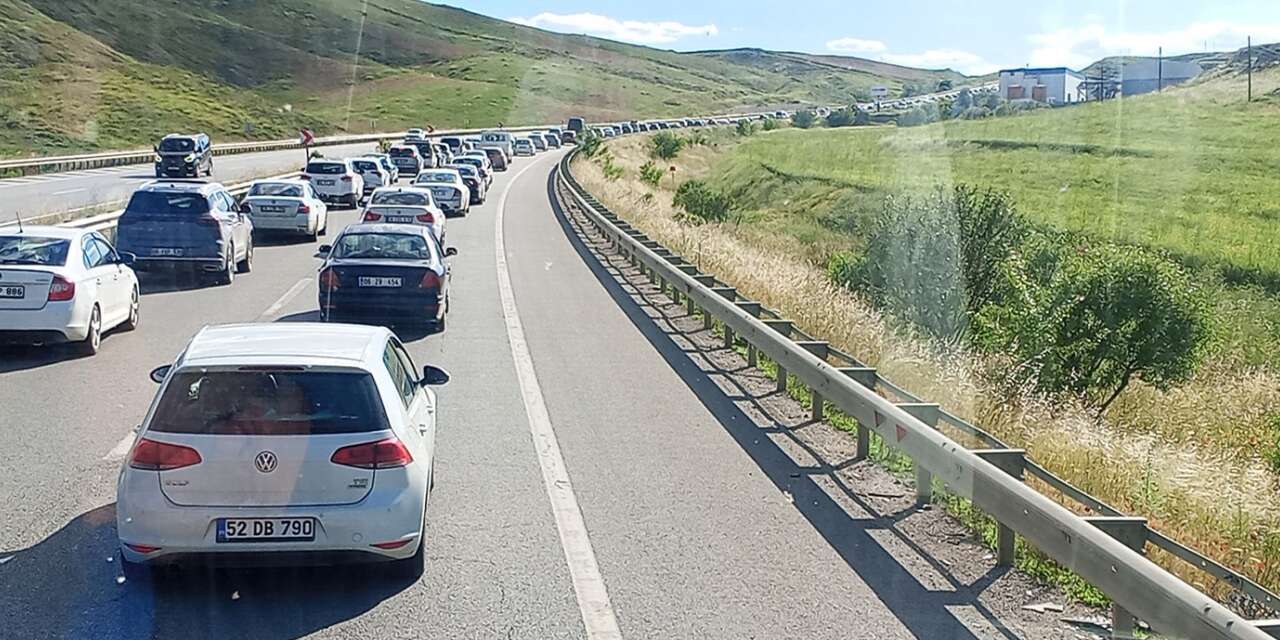 Bayram dönüşü santim santim ilerlediler