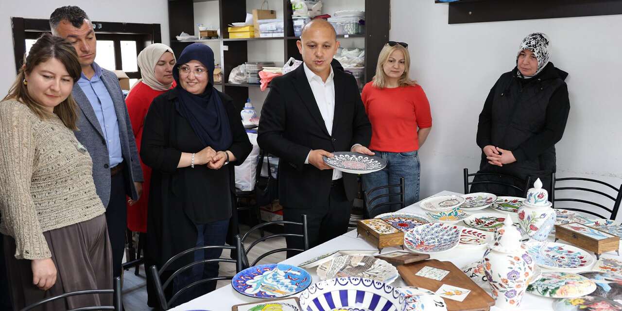 Ev hanımları Çini Atölyesinde meslek öğreniyor