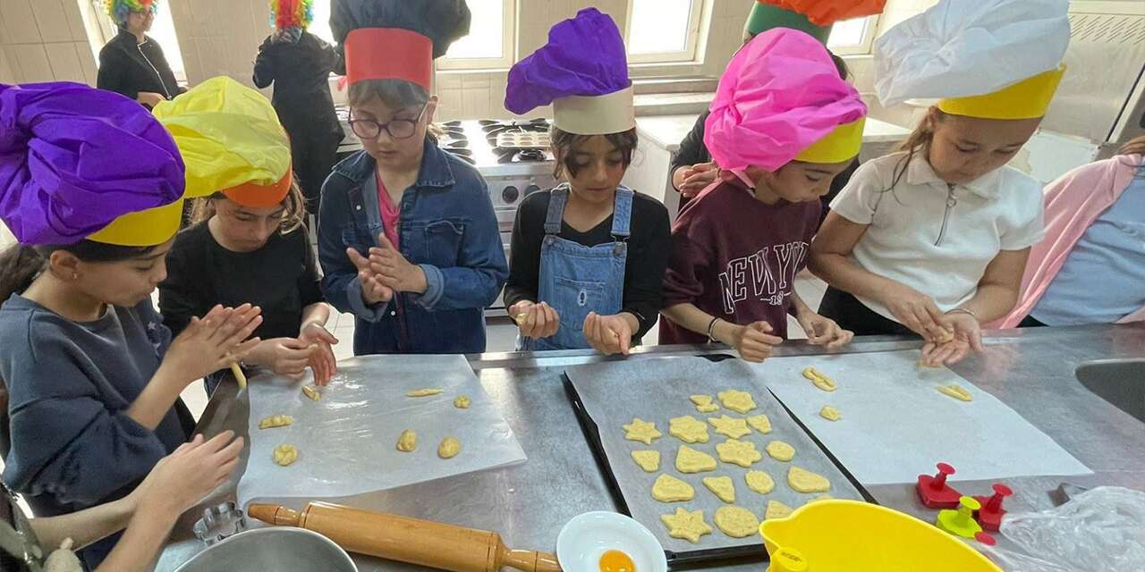 Minik ellerden tatlı dokunuş: Kurabiye yaptılar