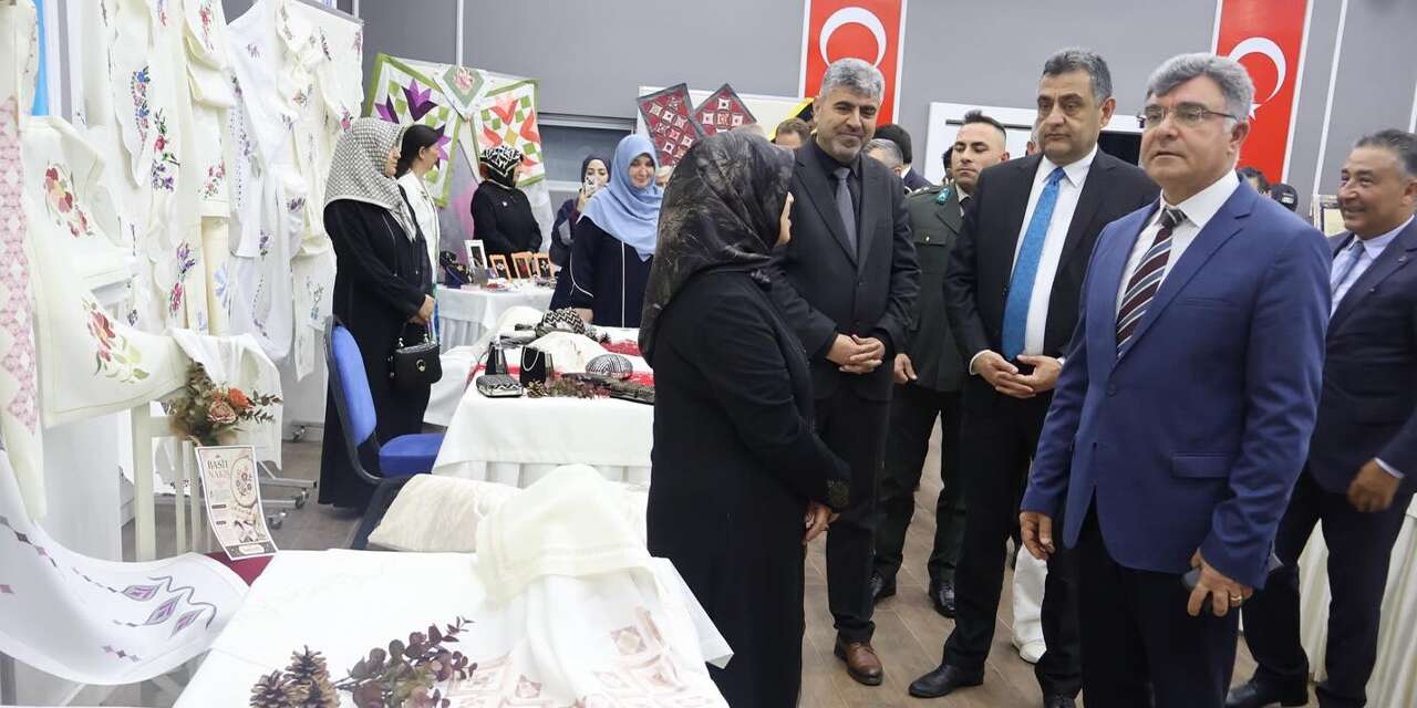 Güçlü kadın mottosuyla yıl sonu sergisi
