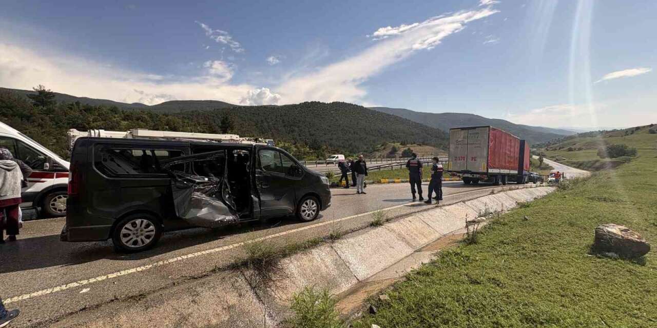 D100’de kayan kamyonun çarptığı minibüsteki 5 kişi yaralandı