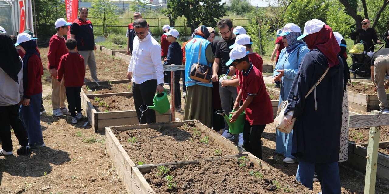 Çocuklar fide dikti, toprakla tarımı öğrendi