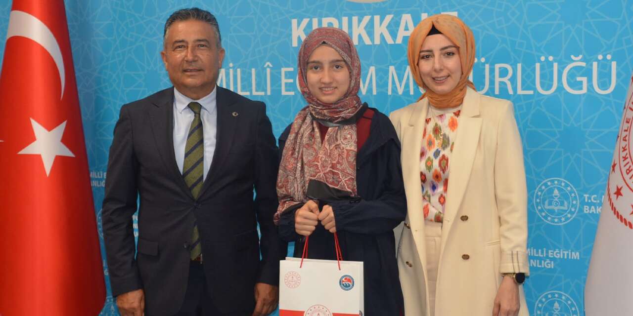Türkiye derecesi yapan öğrenciler ödüllendirildi