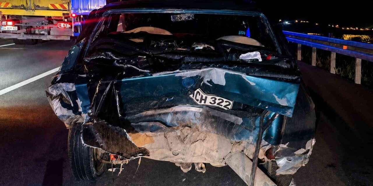 Bankette duran otomobile çarpan araç hurdaya döndü