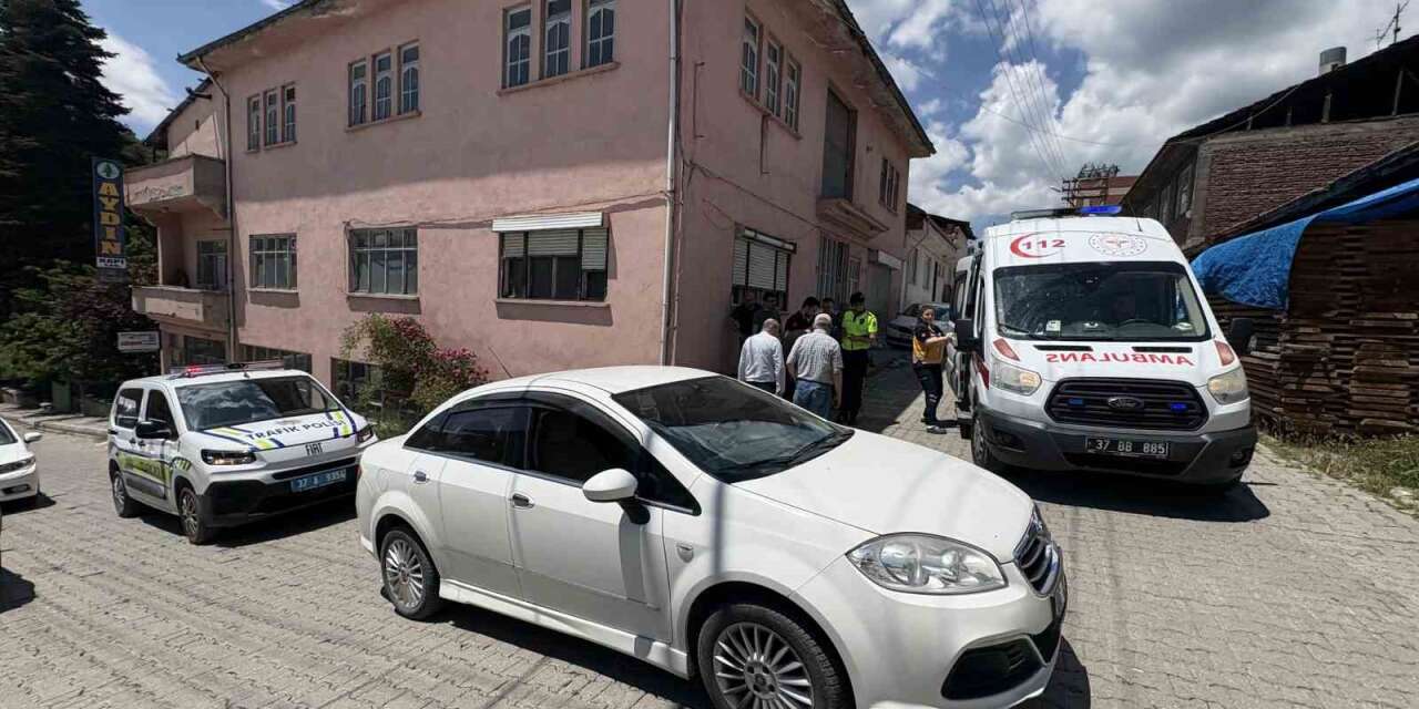Oyun oynarken yola atlayan çocuğa otomobil çarptı