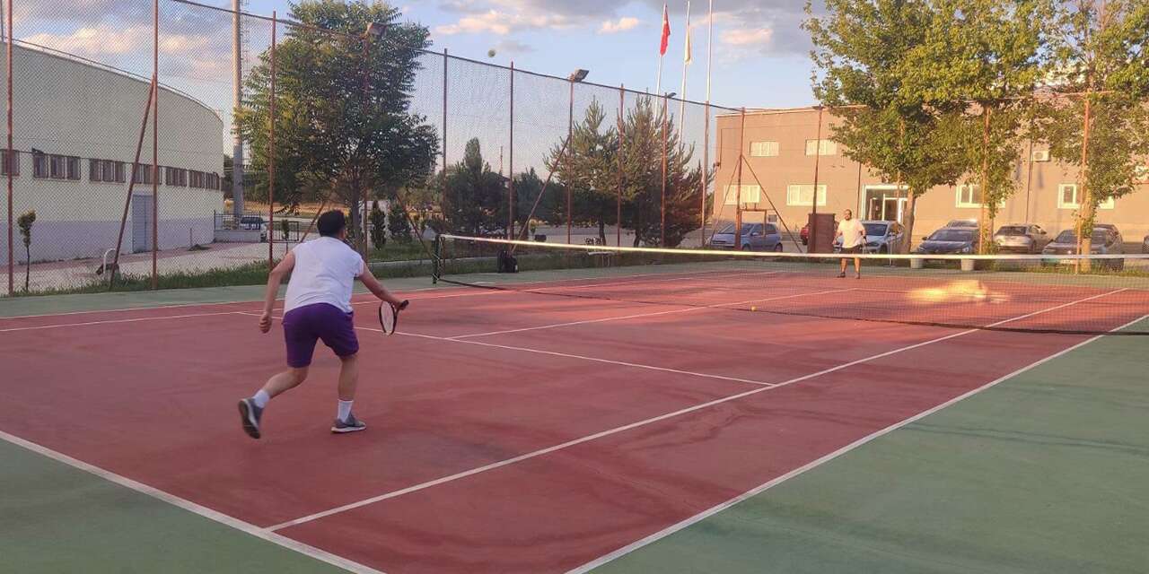 Hem raketler hem rakipler yarıştı