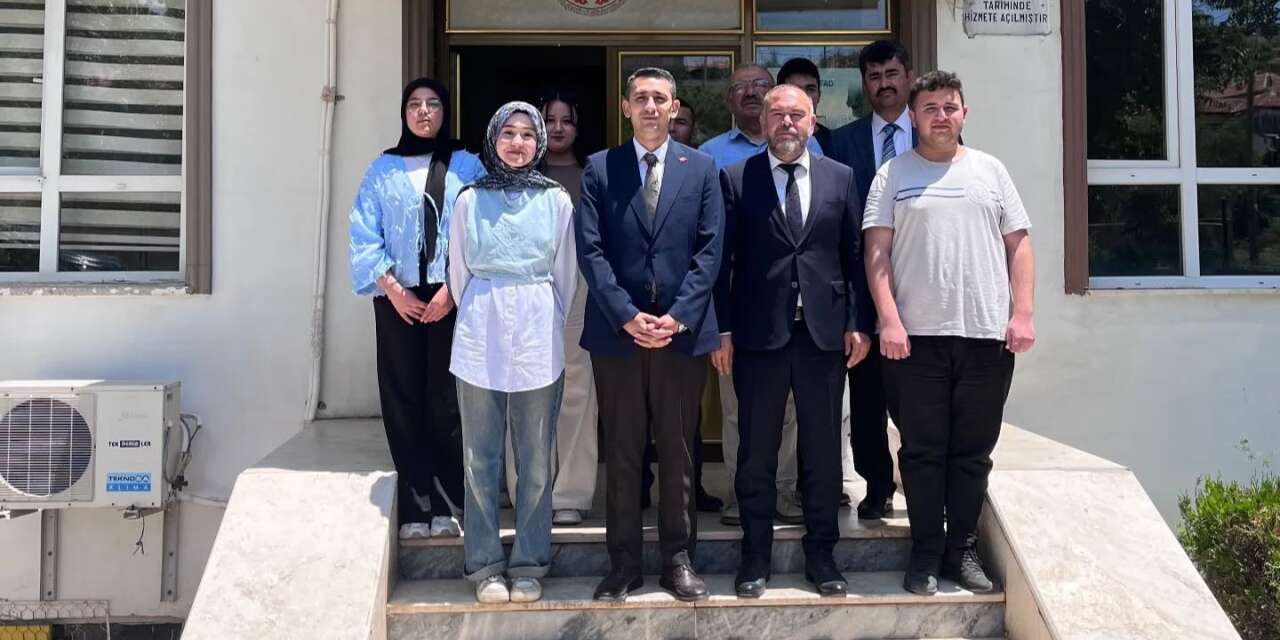 Kaymakam Kayatürk başarılı öğrencileri ağırladı