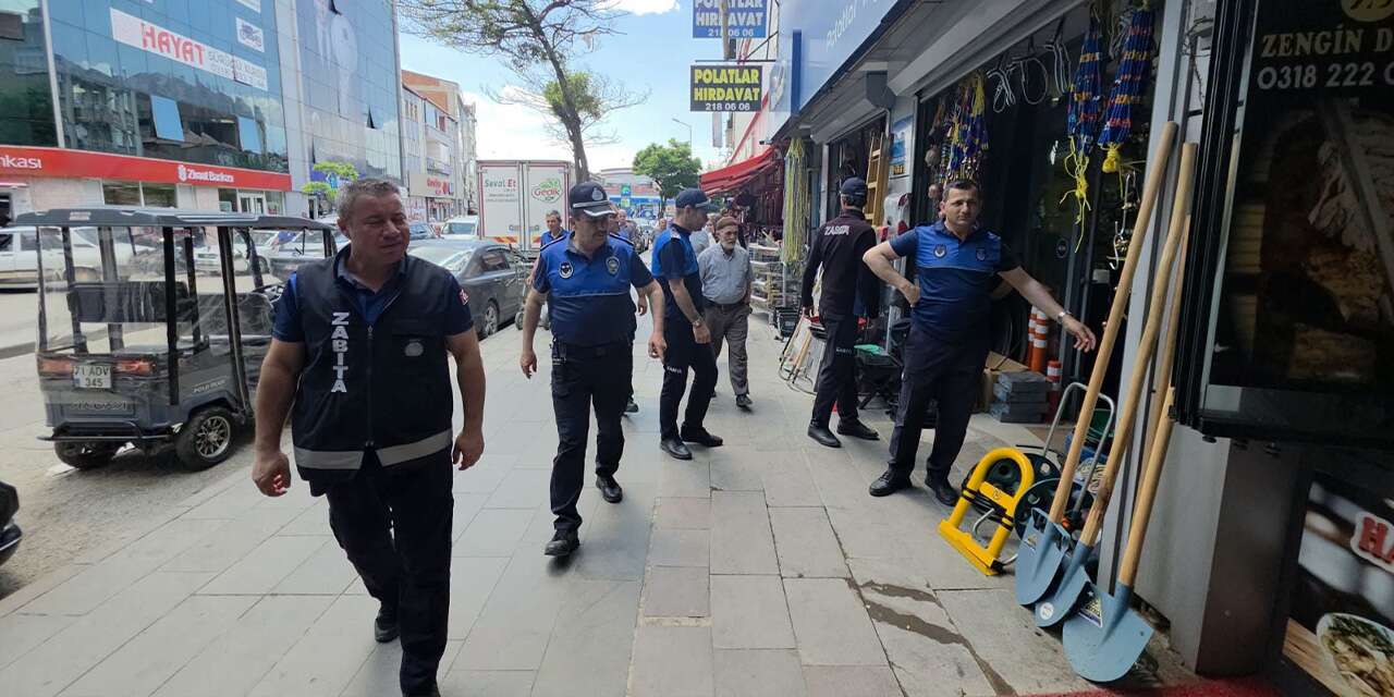 Kaldırım işgaline zabıta müdahalesi! Tek tek topladılar