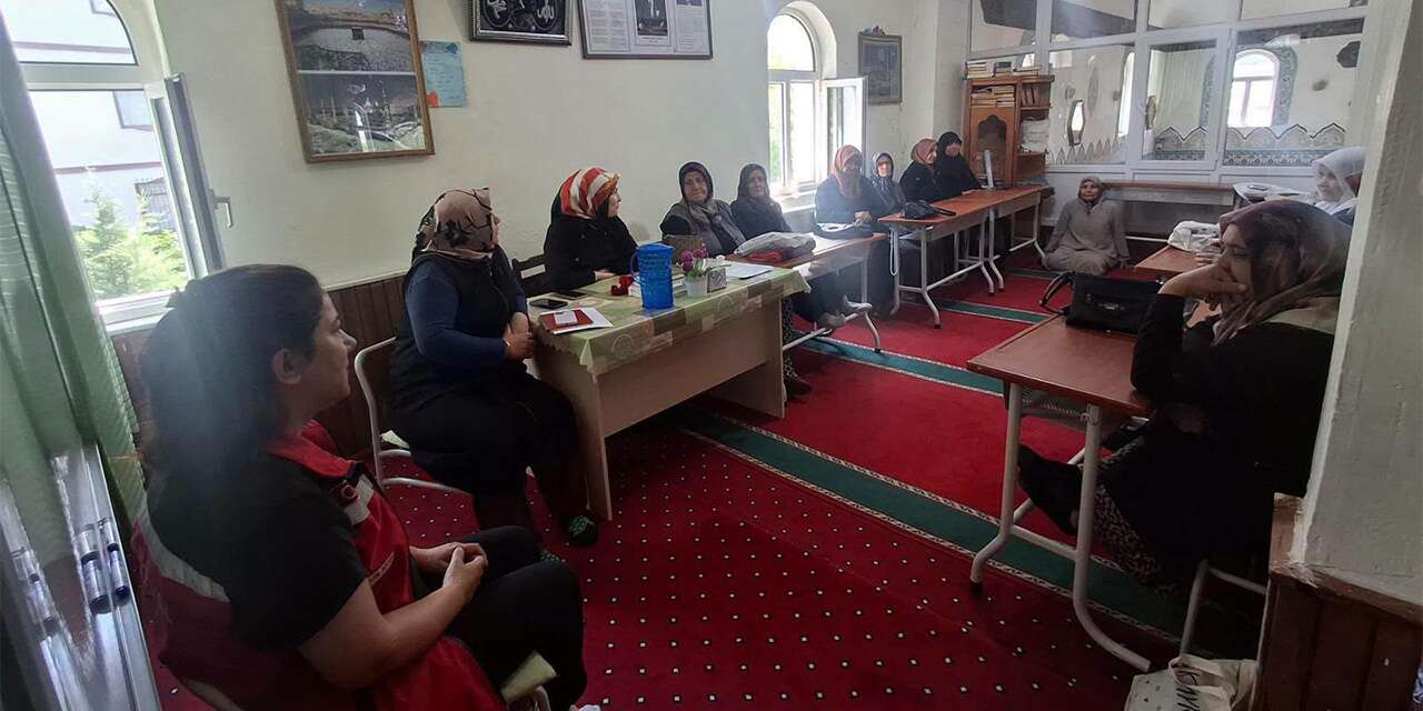 Kursiyerlere yaşlı sağlığı ve aktif yaşam eğitimi
