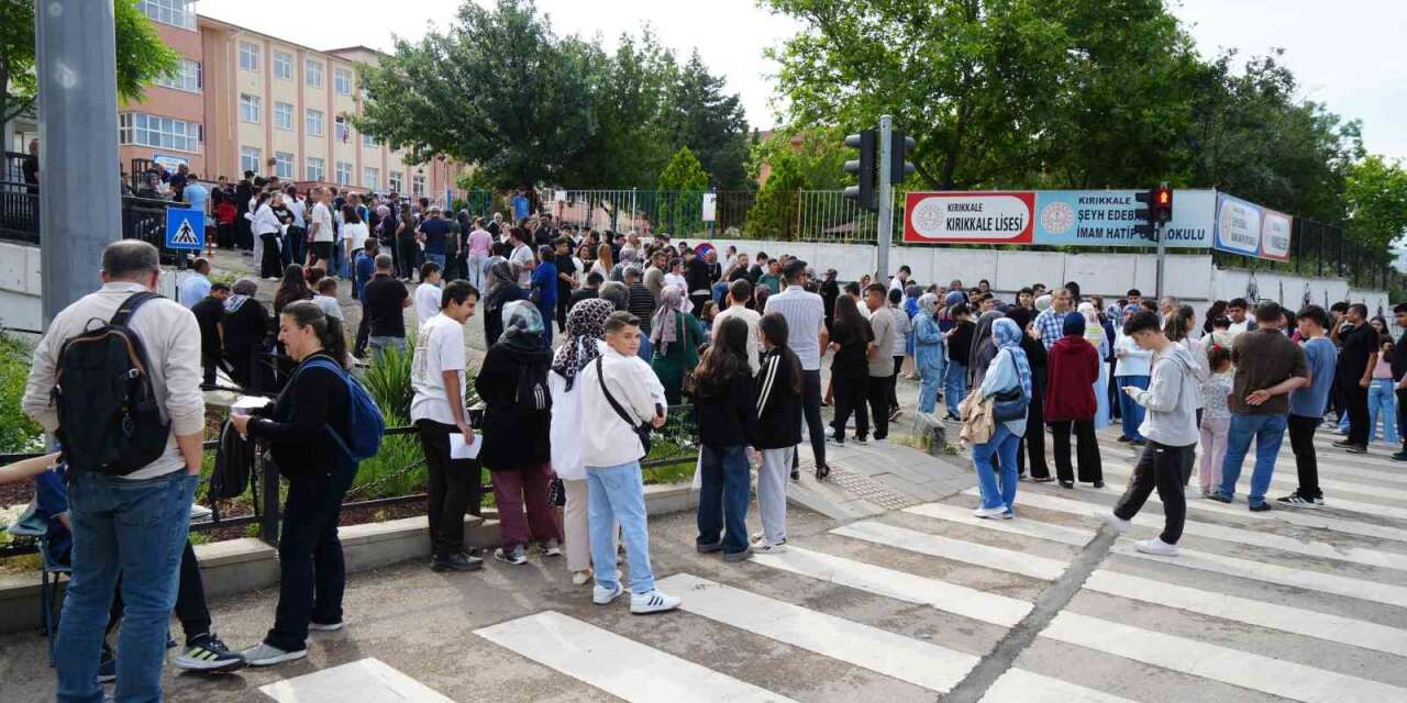 Kırıkkale’de LGS heyecanı: Veliler dua etti, öğrenciler ter döktü