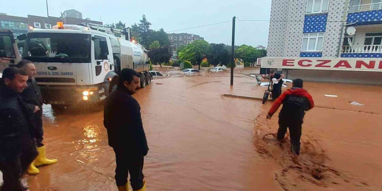 Kırşehir’de sağanak yağış sele dönüştü