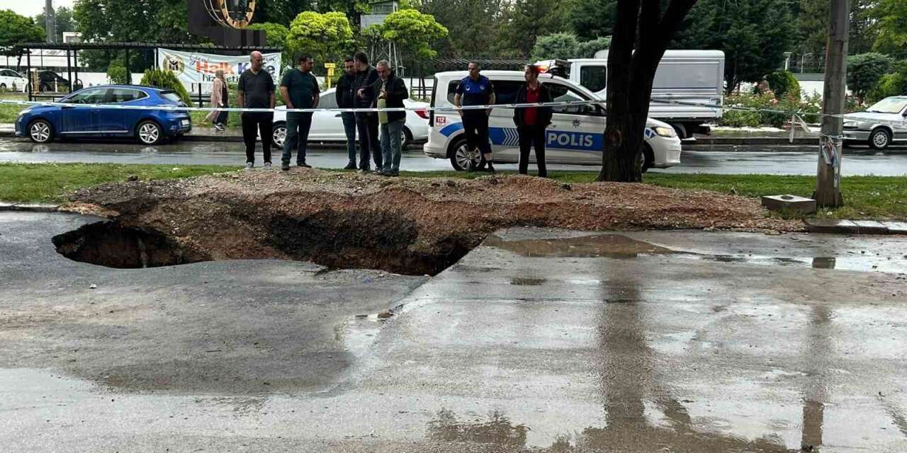 Ankara’da sağanak sonrası yolda çökme meydana geldi