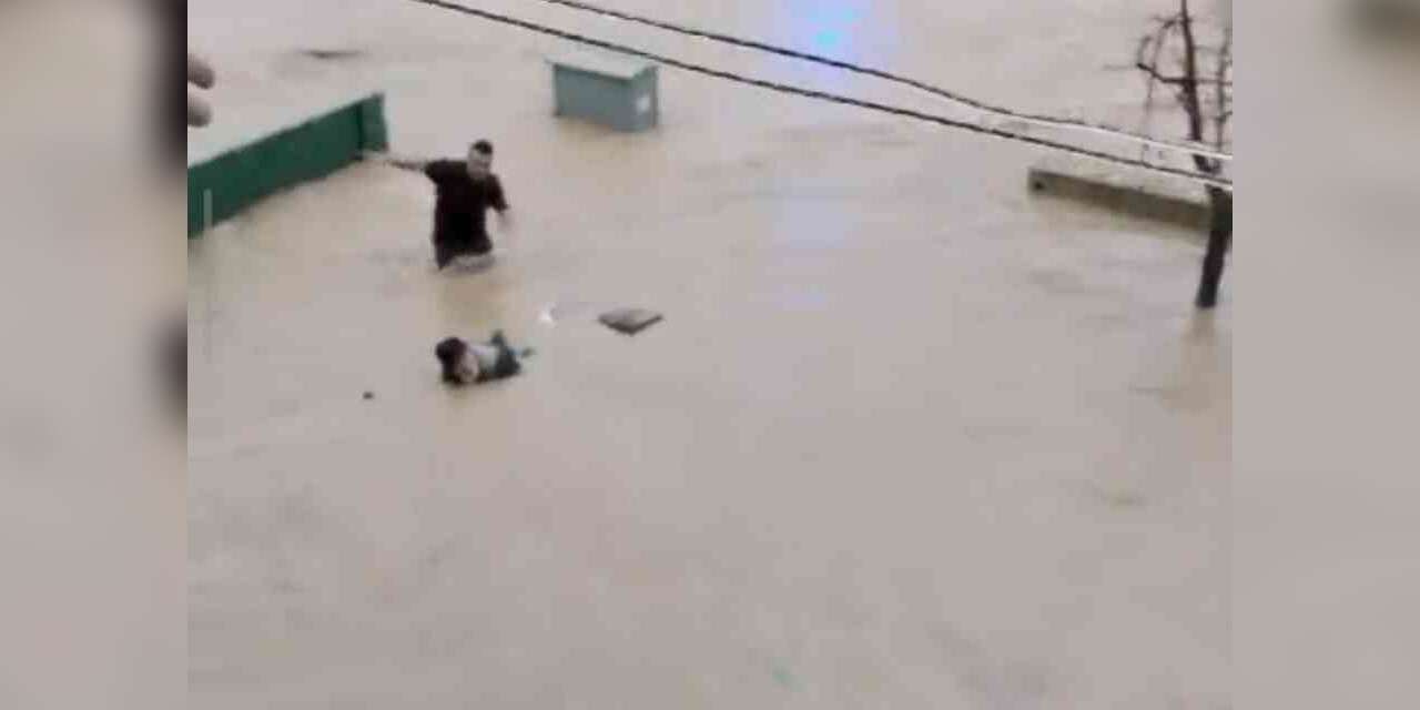 Sel sularına kapılan yaşlı adamı son anda kurtardılar