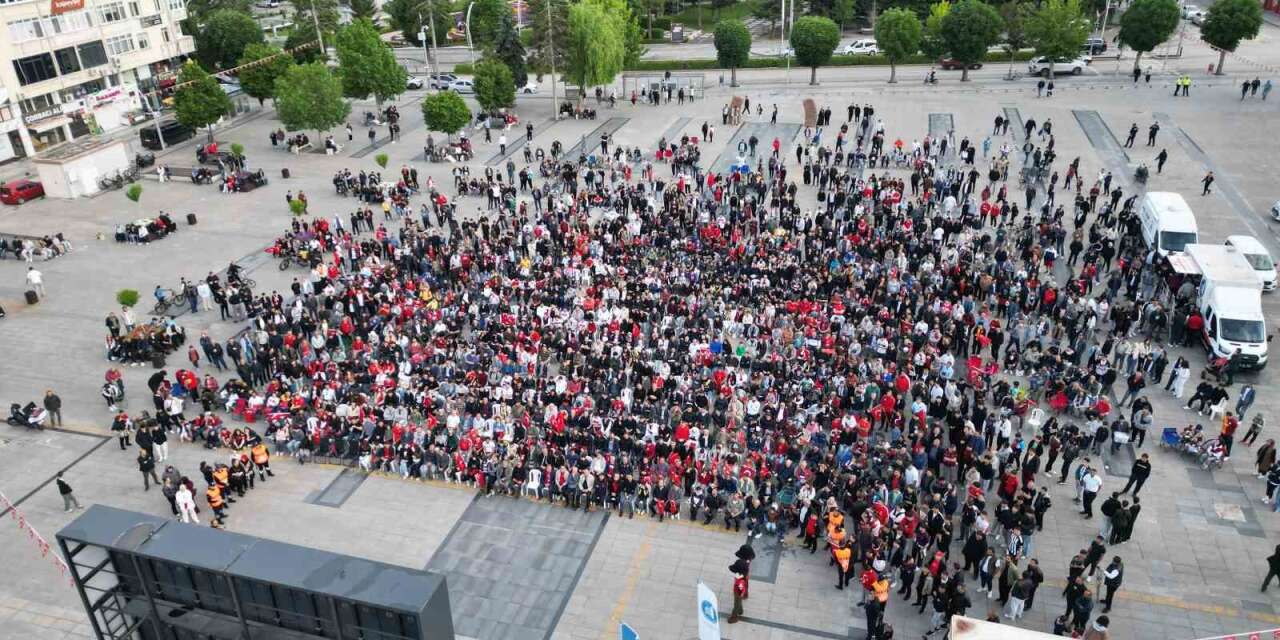 Çorum’da yüzlerce vatandaş A Milli Futbol Takımı’nı birlikte destekledi