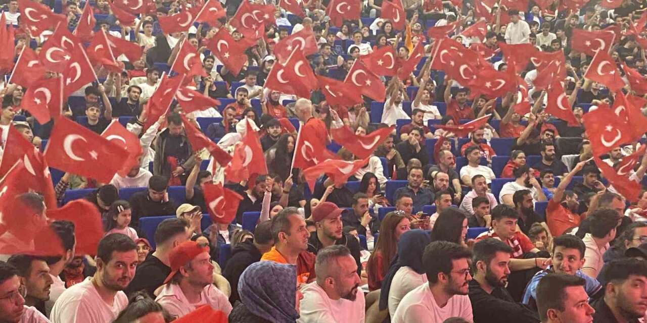 Milli maç heyecanı Ankara’da dev ekranda yaşandı