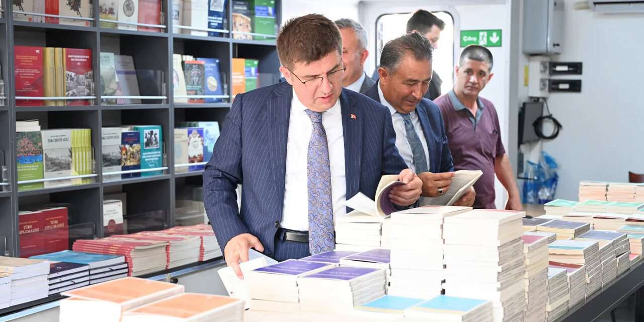 Vali Sarıibrahim, Türk Tarih Kurumu Mobil Satış Mağazasını inceledi