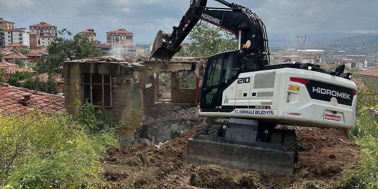 Kırıkkale’de Tek Tek Yıkılıyor! Tehlike Saçan Metruk Binalara Operasyon
