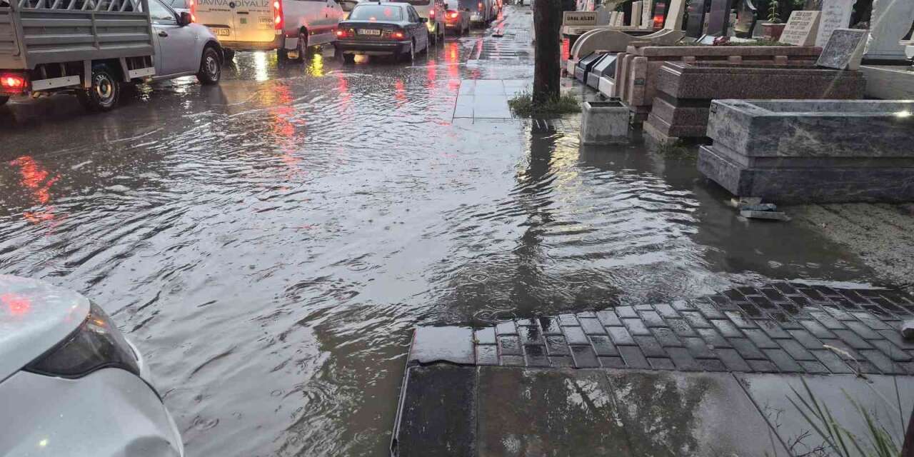 Ankara’da sağanak etkili oldu, sokaklar göle döndü