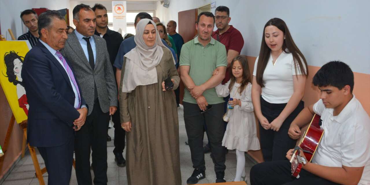 Ortaokul öğrencilerinin sergisi hayran bıraktı