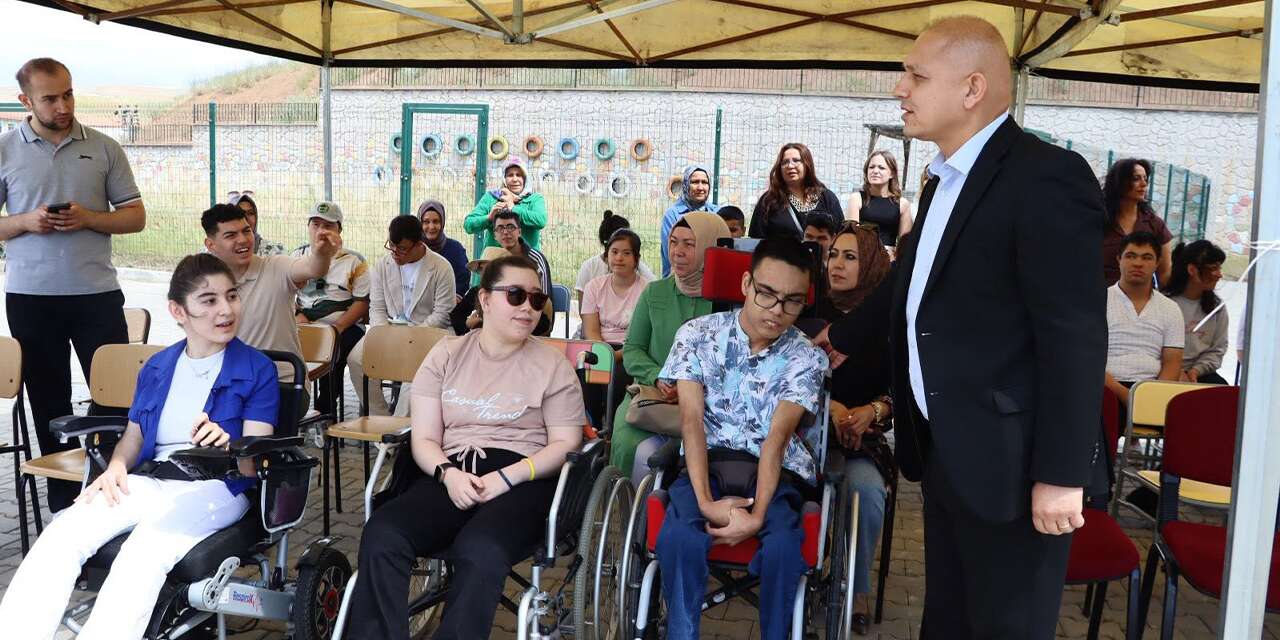 Yürek Isıtan Buluşma! Başkan Önal Özel Öğrencilerle Aynı Sahnedeydi