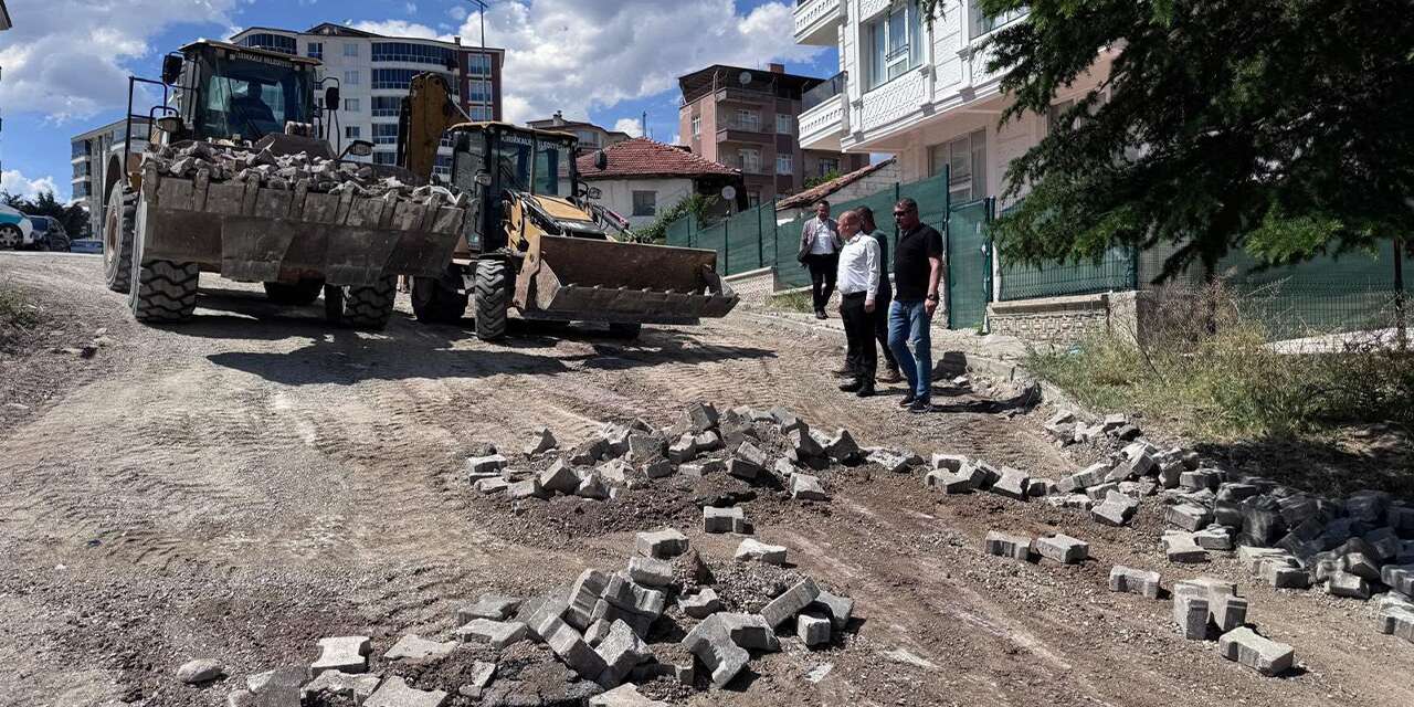 Başkan Önal Sahaya İndi! Kurtuluş Mahallesi’nin yolları yenileniyor