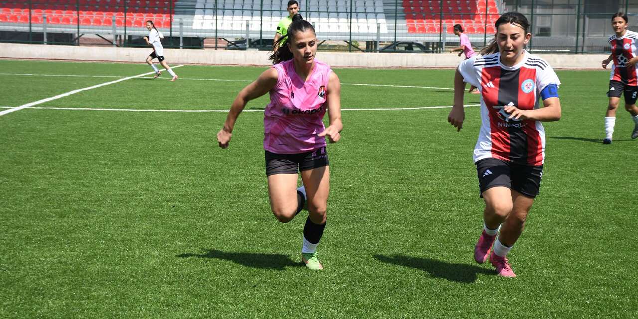 Yeşil sahada kadınların futbol heyecanı yaşandı