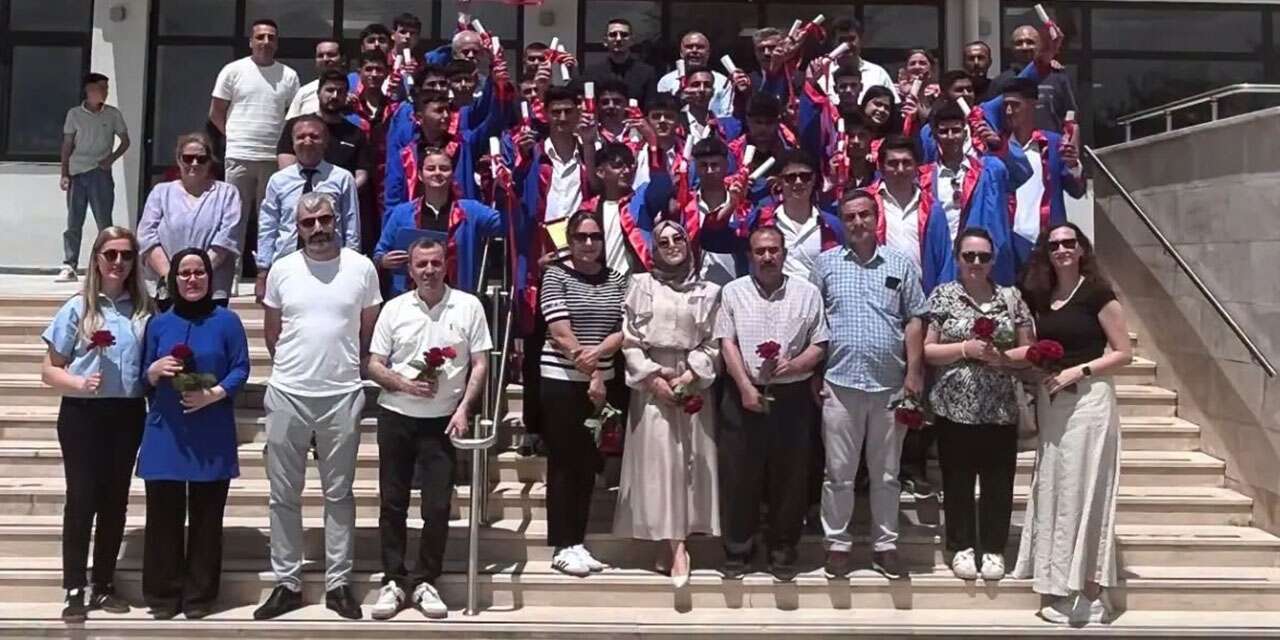 Keskin’de Mezuniyet Coşkusu: Kep Atma Anı Herkesi Duygulandırdı!