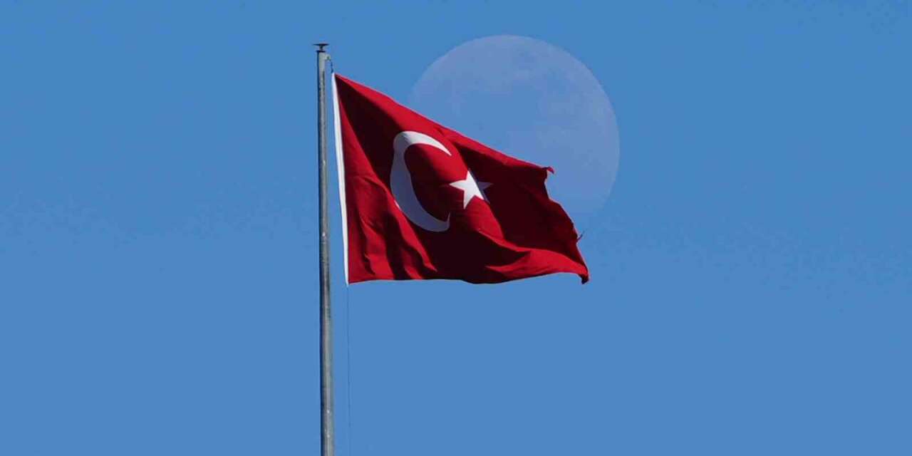 Mavi gökyüzünde Türk bayrağı ve ay manzarası