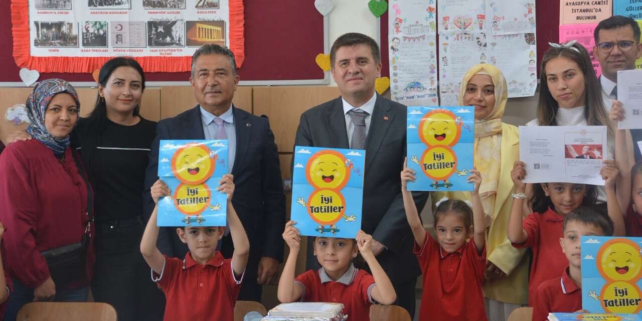Öğrenciler karnelerini aldı, yaz tatili başladı