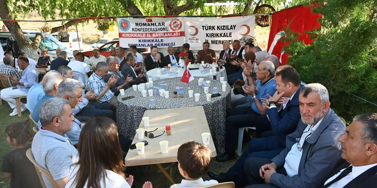 Roman vatandaşlarla aynı sofrada buluştular: Aşure birlikteliği
